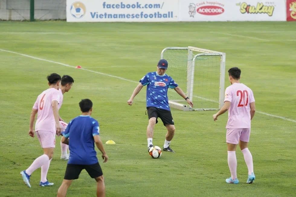 Vietnam train in RoK in preparation for ASEAN Cup 2024